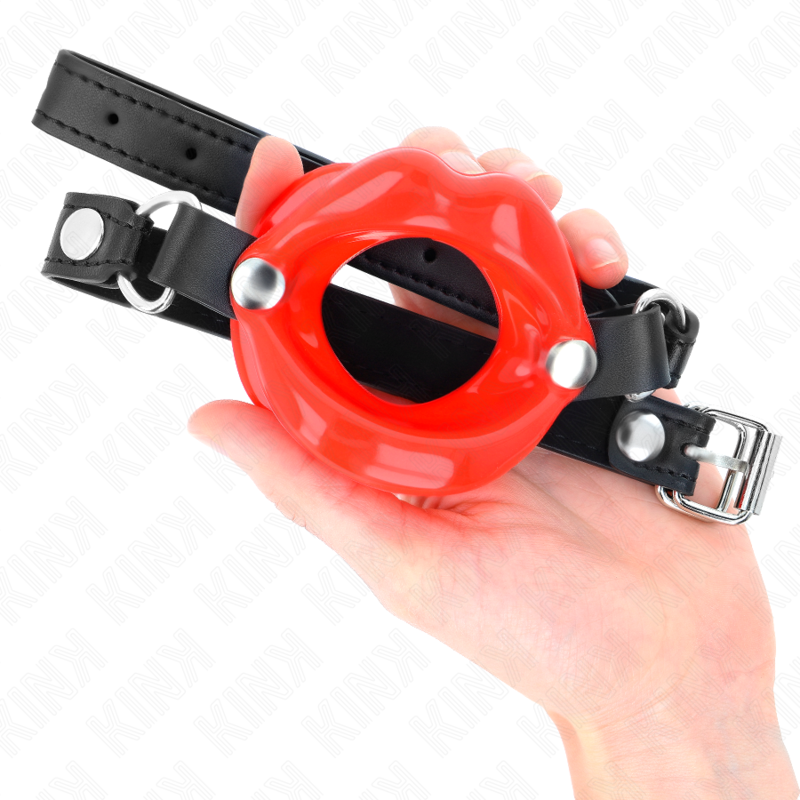KINK - LIP 8 CM GAG MET RODE KUNSTLEDEREN BAND 63 x 2 CM VERSTELBAAR 39-58 CM