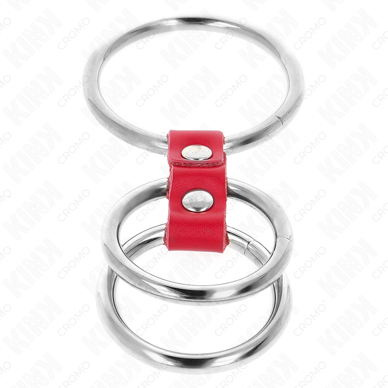 KINK - DRIEDUBBELE METALEN PENISRING 3.7 CM TOT 5 CM VERBONDEN MET ROOD LEER