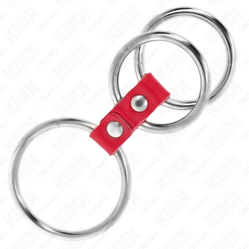 KINK - DRIEDUBBELE METALEN PENISRING 3.7 CM TOT 5 CM VERBONDEN MET ROOD LEER