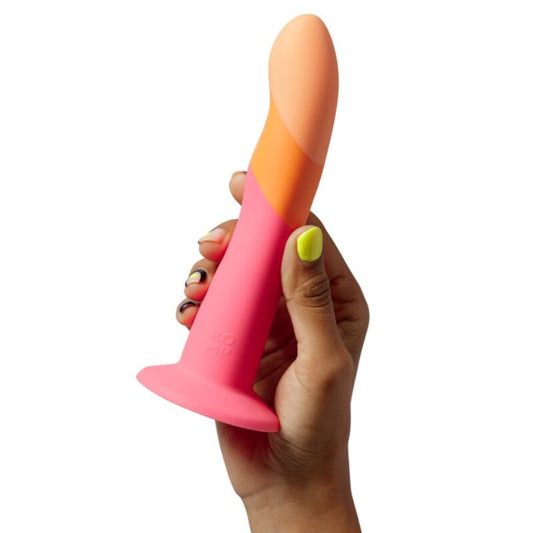 ROMP - DIZI SILICONEN DILDO MET ZUIGNAP DRIEKLEURIG 18 CM
